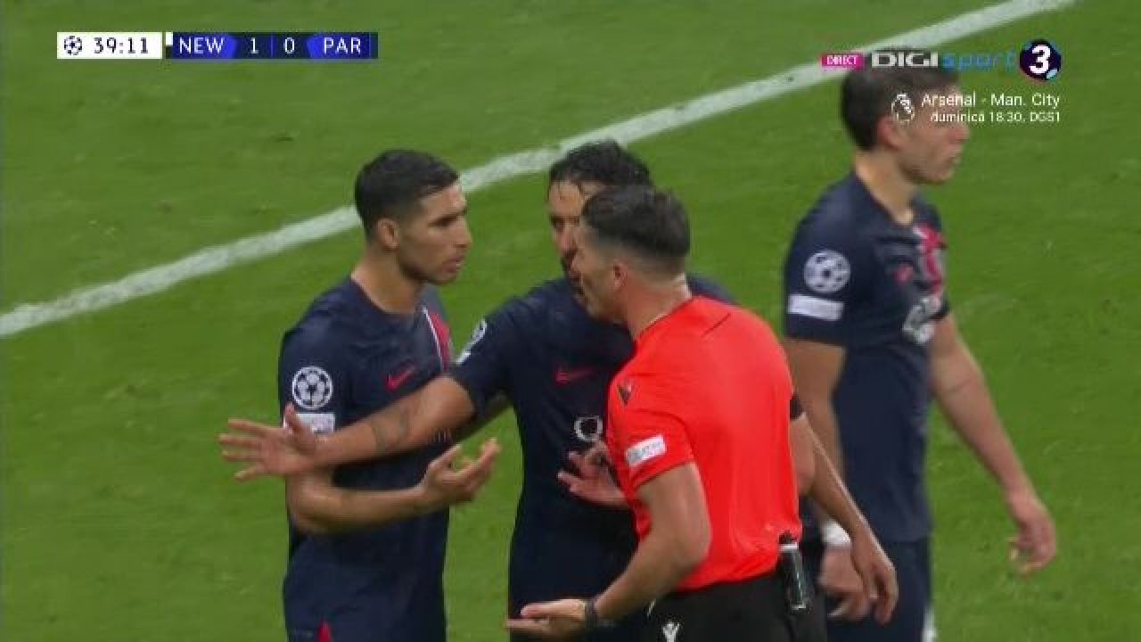 Istvan Kovacs, înconjurat de furioșii jucători ai lui PSG. Fază la limită în meciul cu Newcastle_4