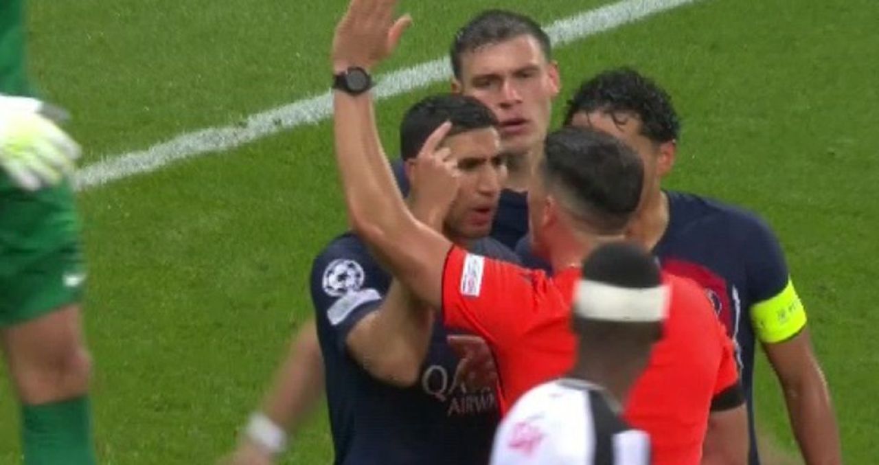 Istvan Kovacs, înconjurat de furioșii jucători ai lui PSG. Fază la limită în meciul cu Newcastle_6