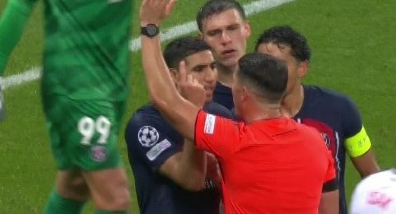 Istvan Kovacs, înconjurat de furioșii jucători ai lui PSG. Fază la limită în meciul cu Newcastle_1