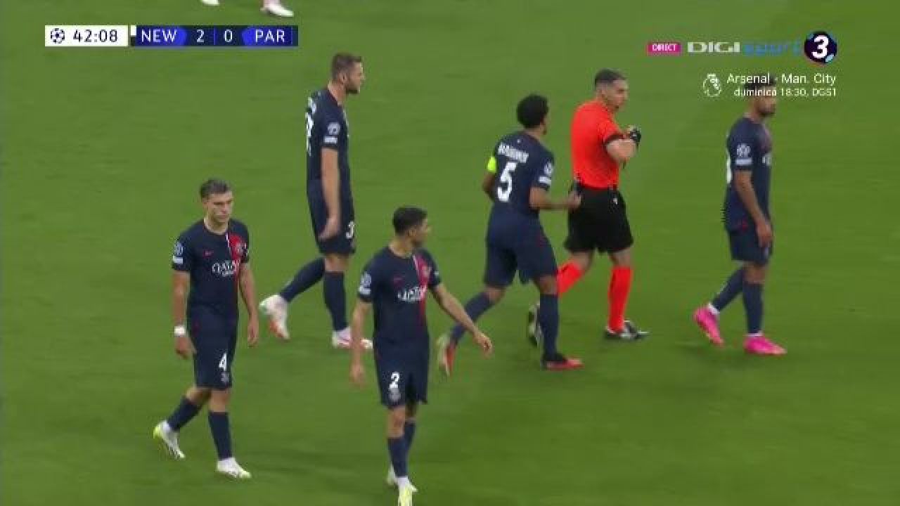 Istvan Kovacs, înconjurat de furioșii jucători ai lui PSG. Fază la limită în meciul cu Newcastle_9