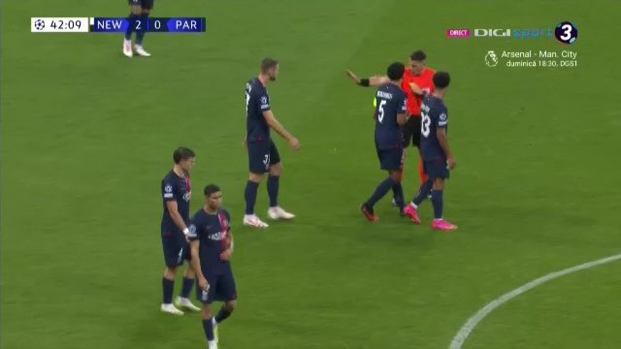 Istvan Kovacs, înconjurat de furioșii jucători ai lui PSG. Fază la limită în meciul cu Newcastle_10