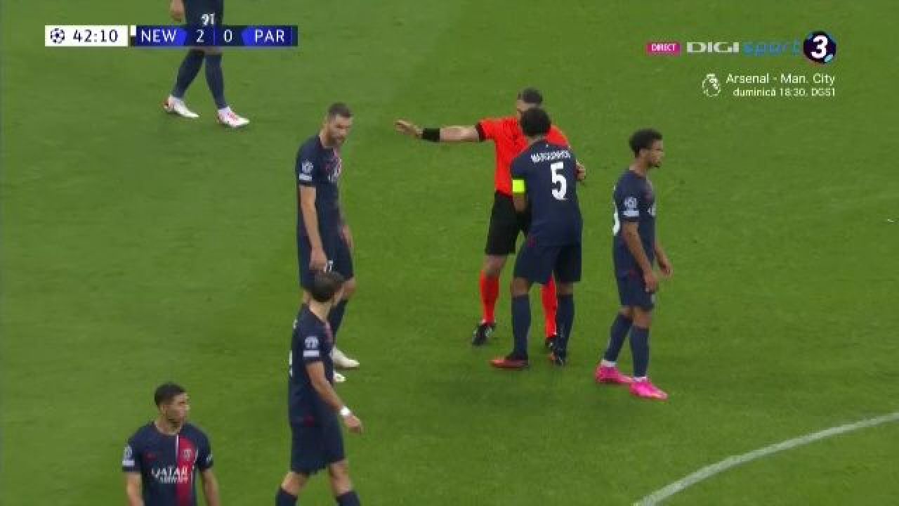 Istvan Kovacs, înconjurat de furioșii jucători ai lui PSG. Fază la limită în meciul cu Newcastle_11