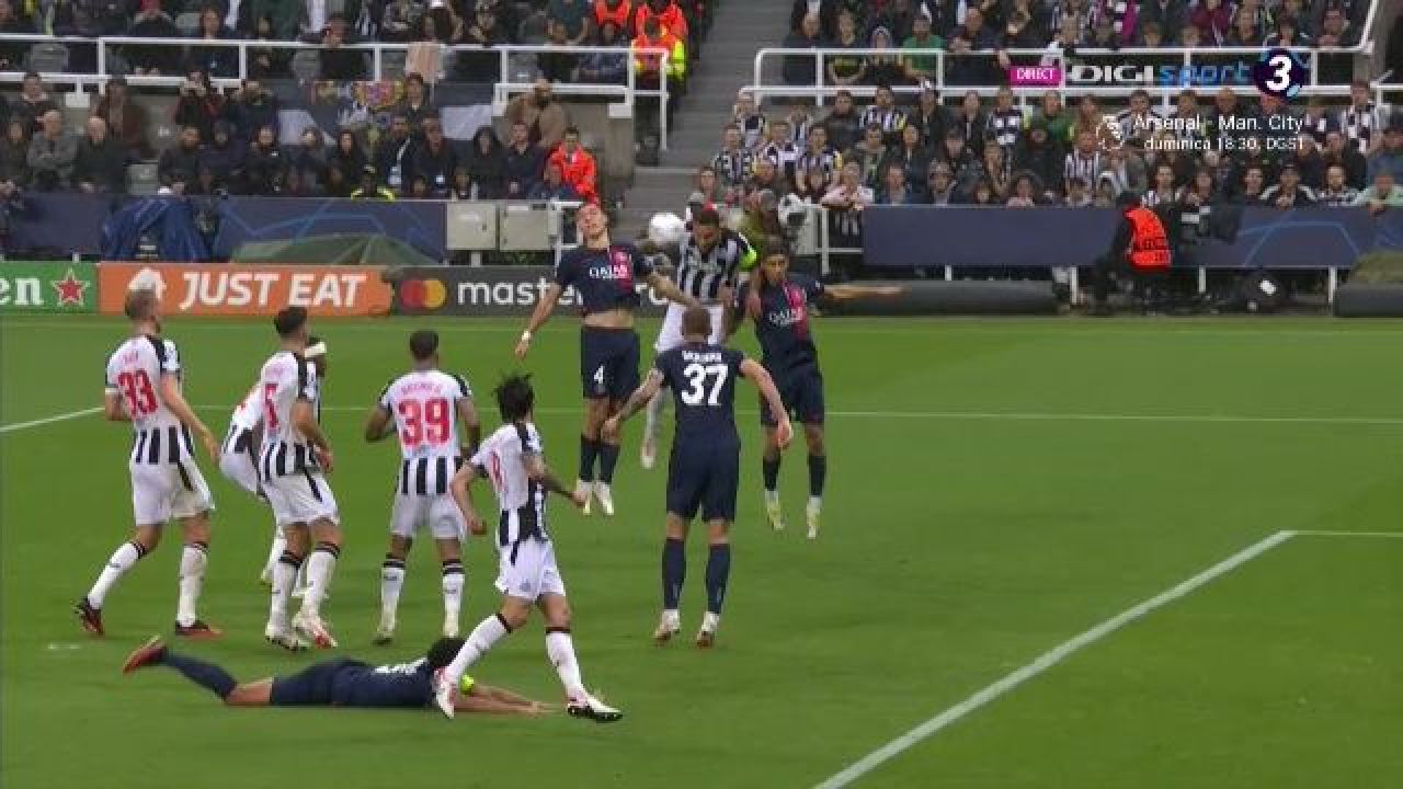 Istvan Kovacs, înconjurat de furioșii jucători ai lui PSG. Fază la limită în meciul cu Newcastle_12