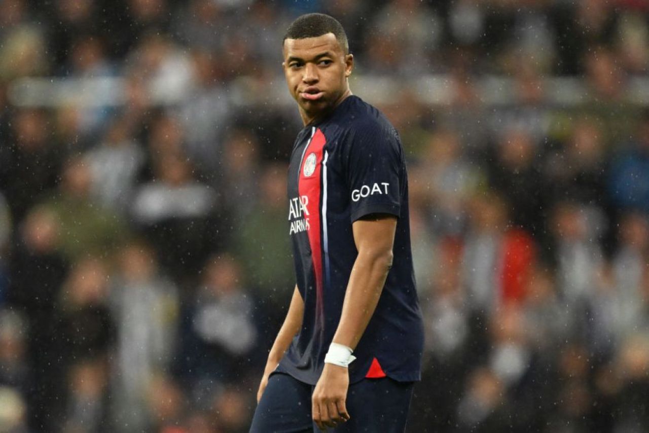 Imaginile disperării! Kylian Mbappe a suportat cu greu umilința trăită de PSG în fața lui Newcastle_5
