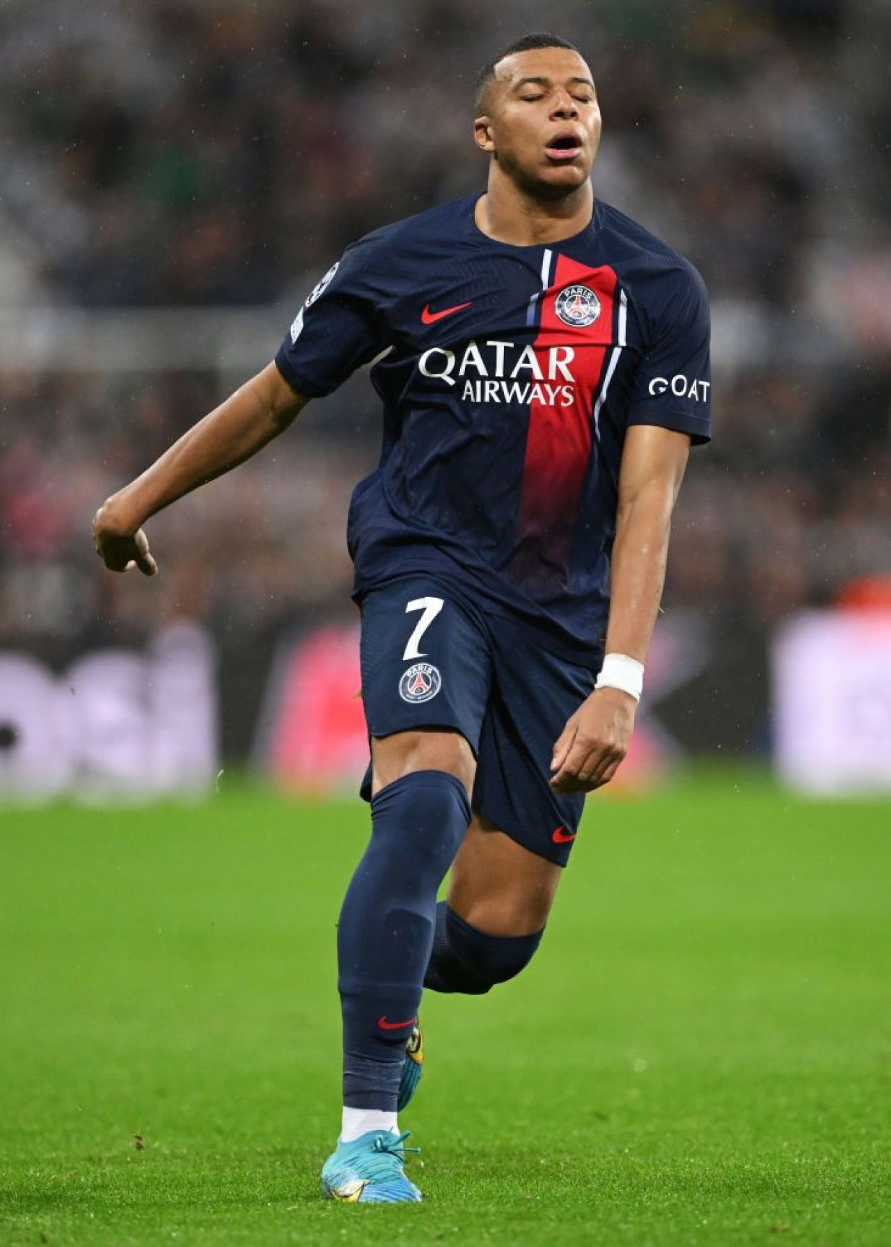 Imaginile disperării! Kylian Mbappe a suportat cu greu umilința trăită de PSG în fața lui Newcastle_3