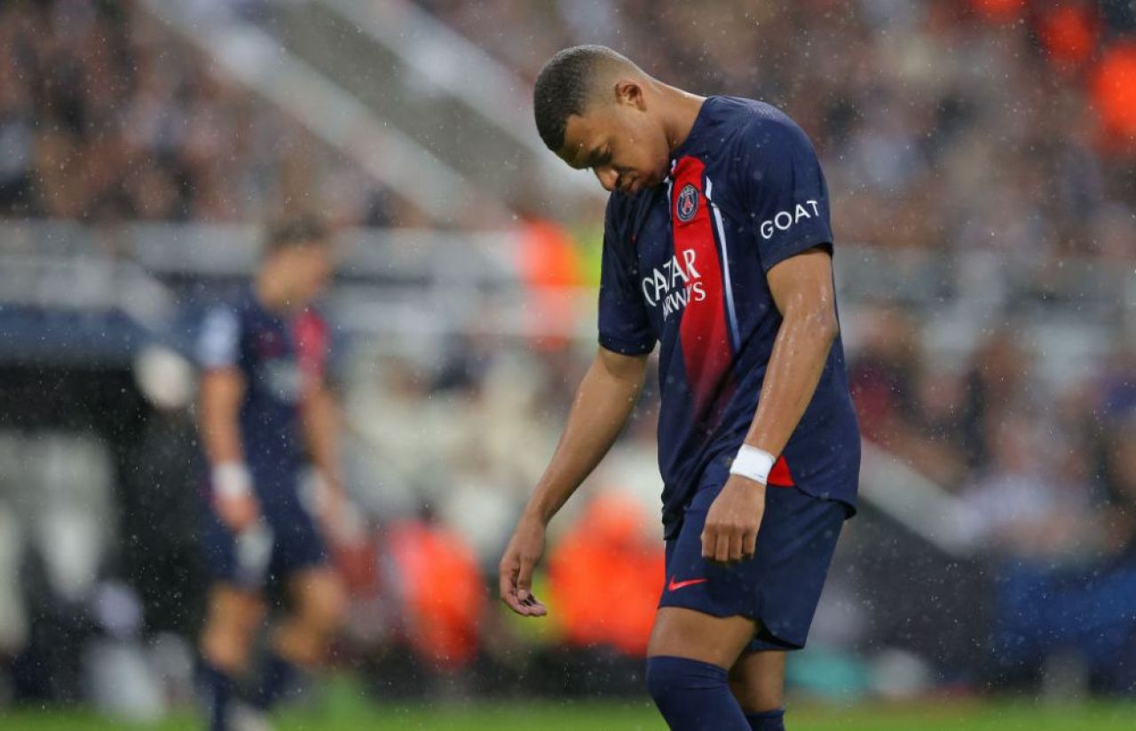 Imaginile disperării! Kylian Mbappe a suportat cu greu umilința trăită de PSG în fața lui Newcastle_1