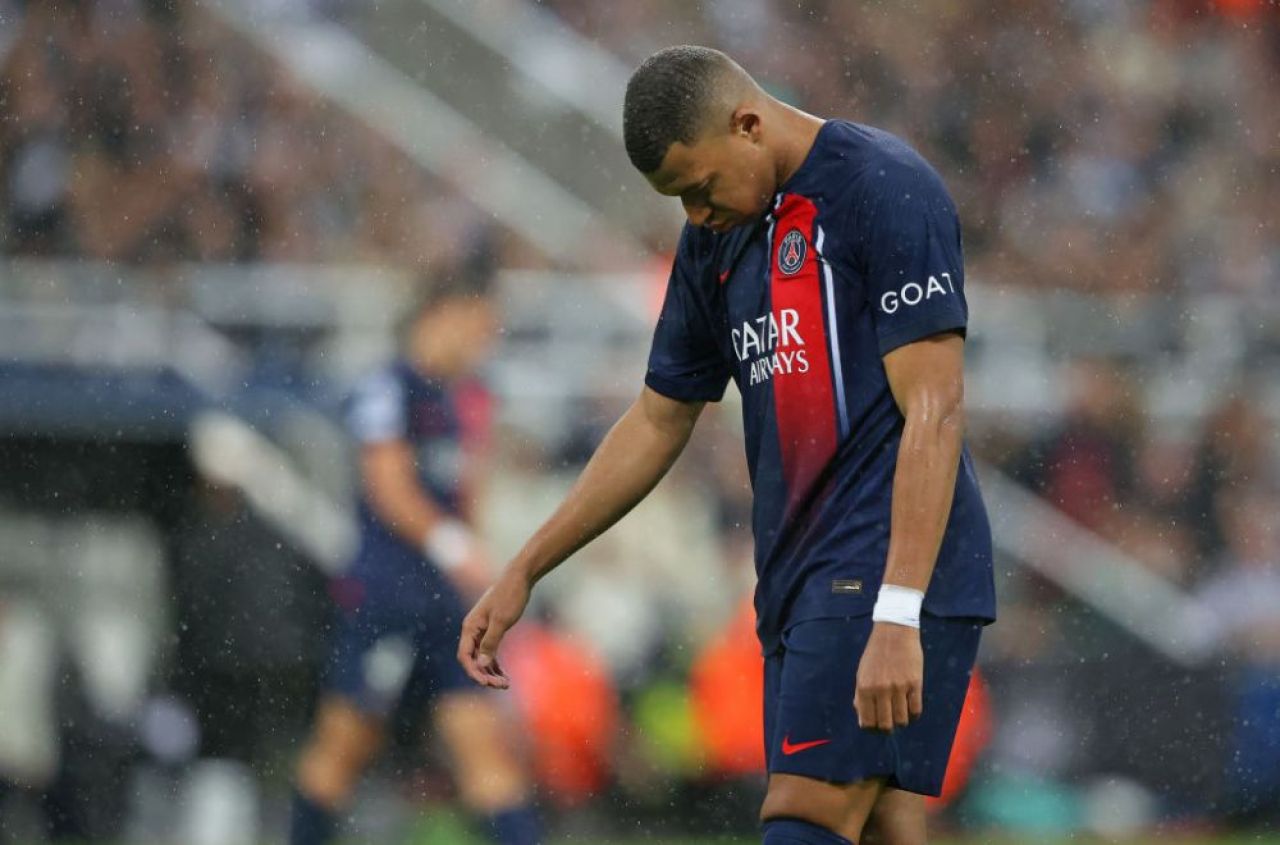 Imaginile disperării! Kylian Mbappe a suportat cu greu umilința trăită de PSG în fața lui Newcastle_2