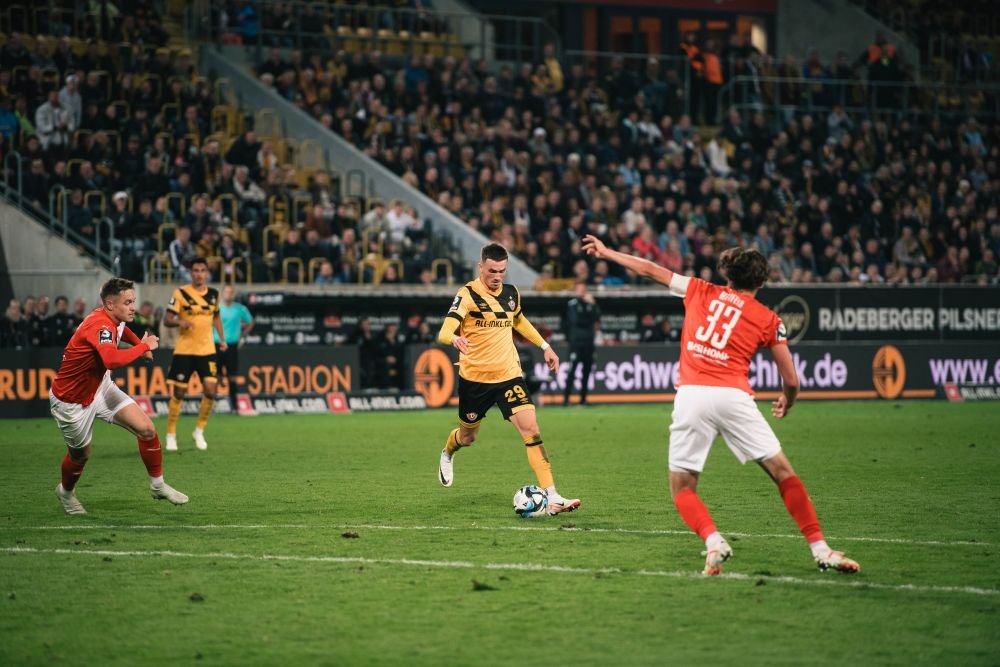 La mijlocul săptămânii și în seară de UCL, o echipă de liga a treia a strâns aproape 30.000 de oameni la meci!_5