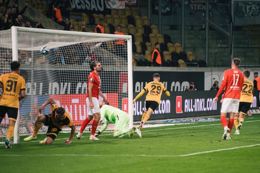 La mijlocul săptămânii și în seară de UCL, o echipă de liga a treia a strâns aproape 30.000 de oameni la meci!_12