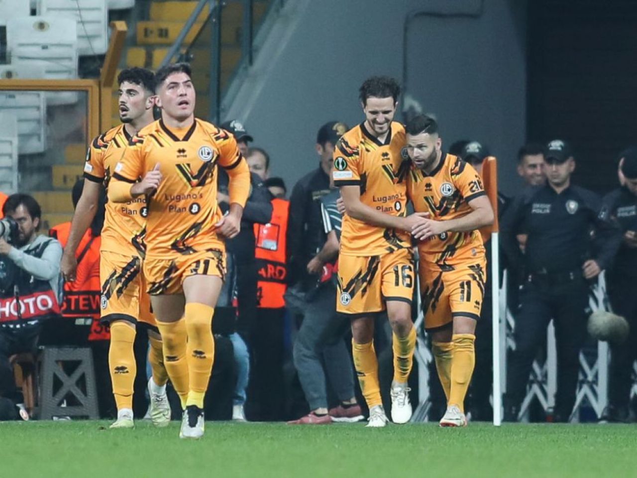 Desfășurare uluitoare în Conference League, după ce Beșiktaș conducea cu 2-0 în minutul 80. Fanii au făcut iureș_5