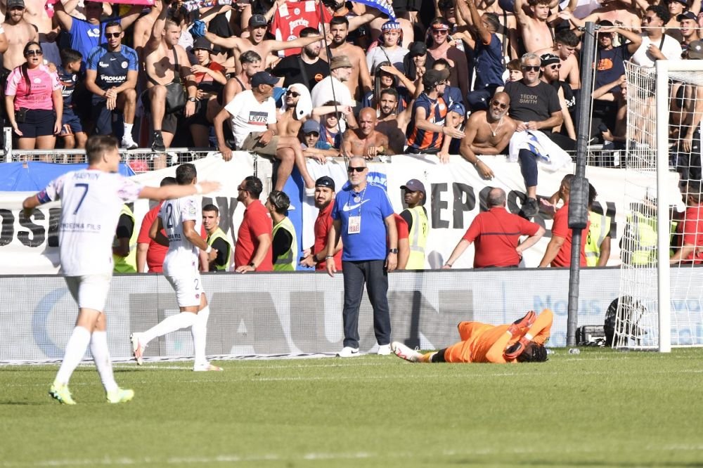 Meci din Ligue 1, suspendat din cauza unei petarde! Portarul a fost scos pe targă