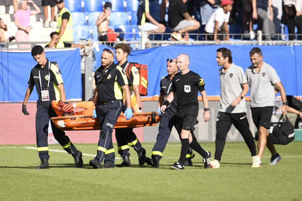 Meci din Ligue 1, suspendat din cauza unei petarde! Portarul a fost scos pe targă_5