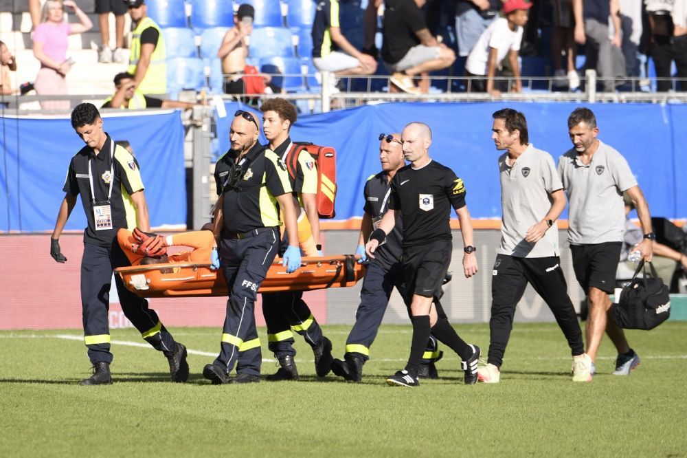 Meci din Ligue 1, suspendat din cauza unei petarde! Portarul a fost scos pe targă_5