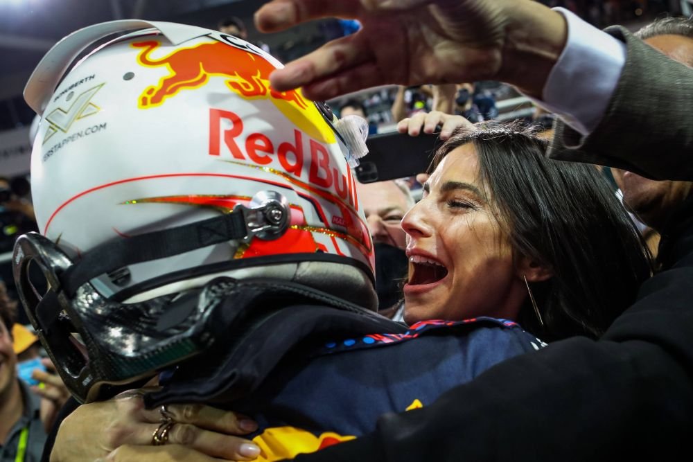 Cum s-a afișat Max Verstappen alături de partenera sa model, Kelly Piquet_26