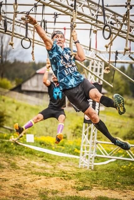 Sport cu obstacole: sânge, noroi, sârmă ghimpată, aventură, solidaritate. Interviu cu Cristian Buzea, fost campion național de atletism_3