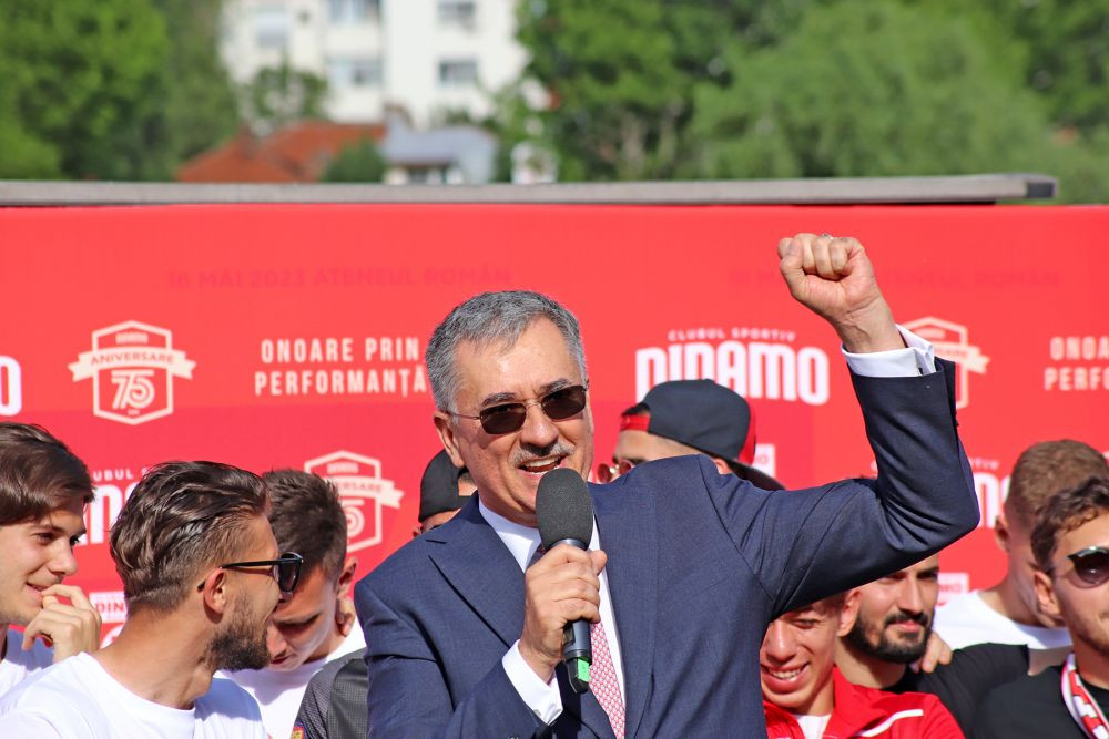 Dinamo și-a mai făcut o echipă și Adrian Cristea a semnat contractul_11