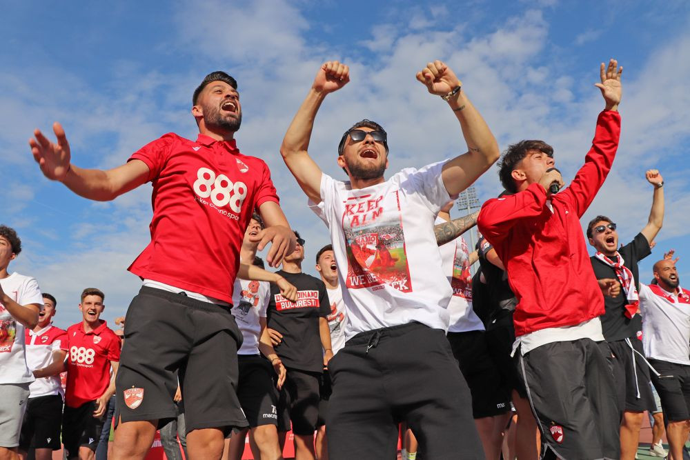 Dinamo și-a mai făcut o echipă și Adrian Cristea a semnat contractul_12