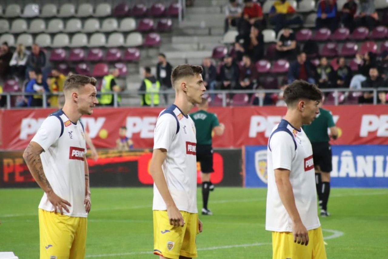 Tavi Popescu, înjurat din peluză, idolatrizat de copii, la primul meci cu banderola naționalei U21_2