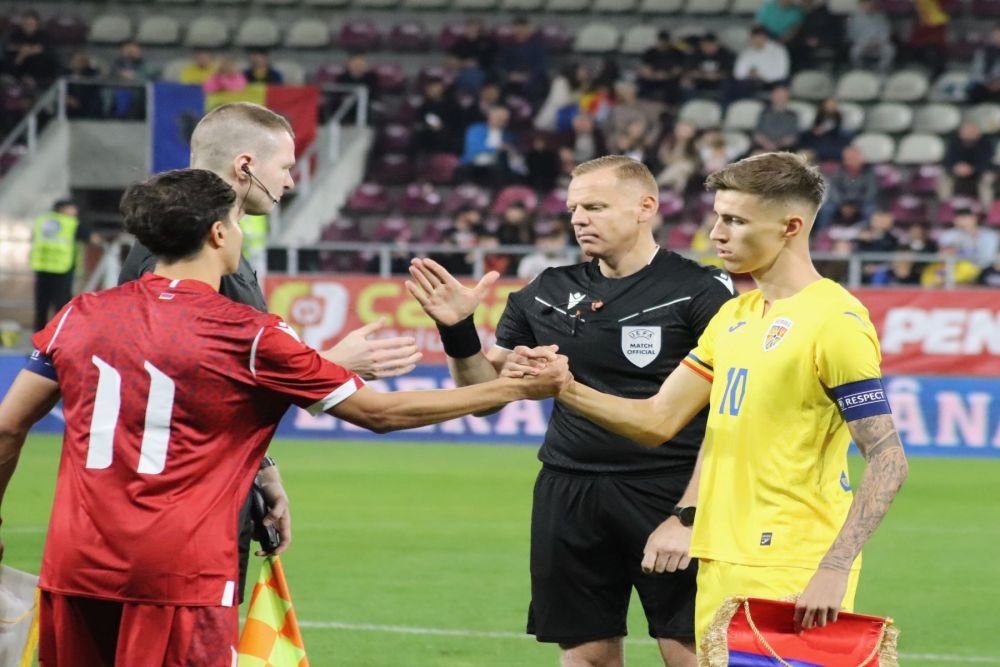 Tavi Popescu, înjurat din peluză, idolatrizat de copii, la primul meci cu banderola naționalei U21_8