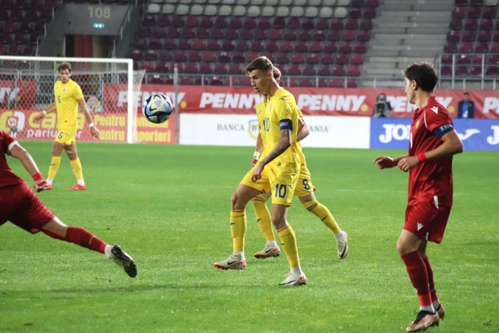 Tavi Popescu, înjurat din peluză, idolatrizat de copii, la primul meci cu banderola naționalei U21_10