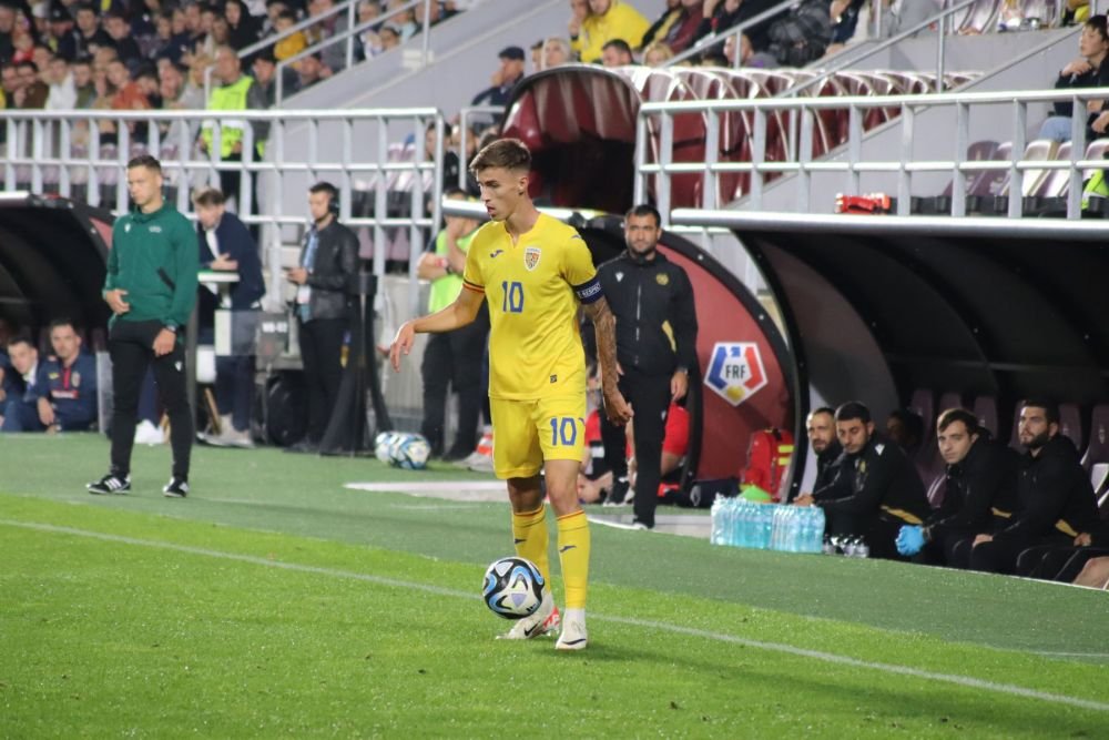 Tavi Popescu, înjurat din peluză, idolatrizat de copii, la primul meci cu banderola naționalei U21_11