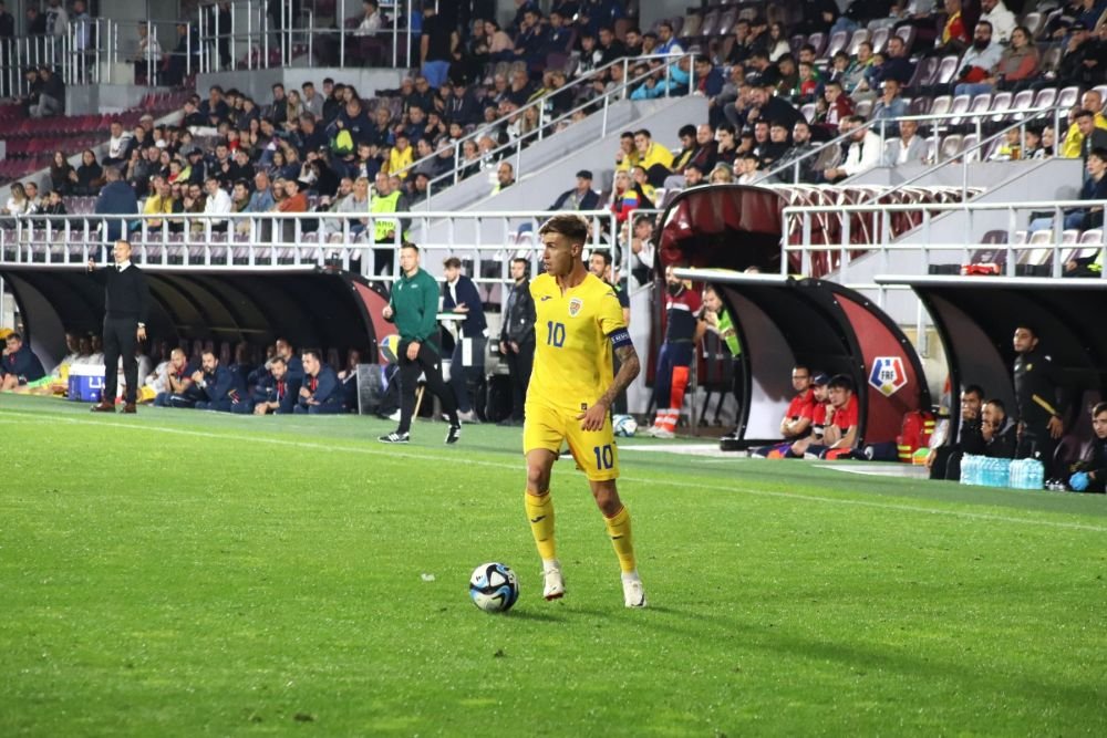 Tavi Popescu, înjurat din peluză, idolatrizat de copii, la primul meci cu banderola naționalei U21_14