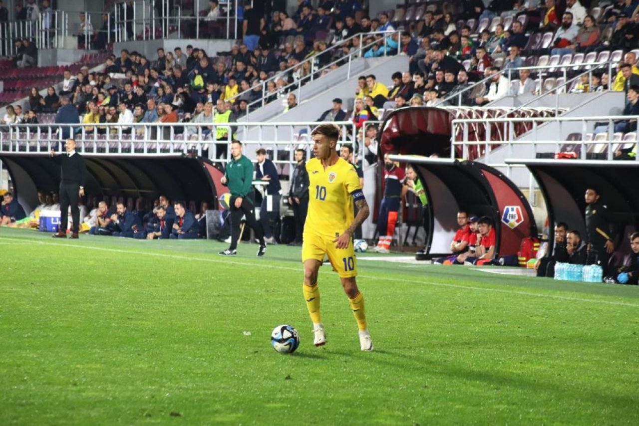 Tavi Popescu, înjurat din peluză, idolatrizat de copii, la primul meci cu banderola naționalei U21_14