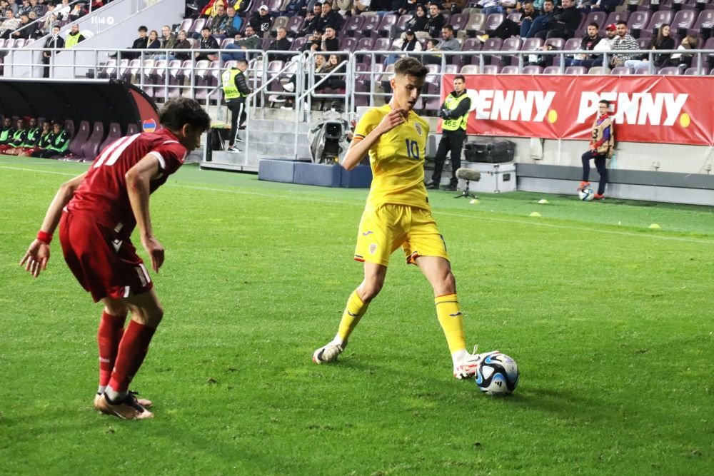 Tavi Popescu, înjurat din peluză, idolatrizat de copii, la primul meci cu banderola naționalei U21_15