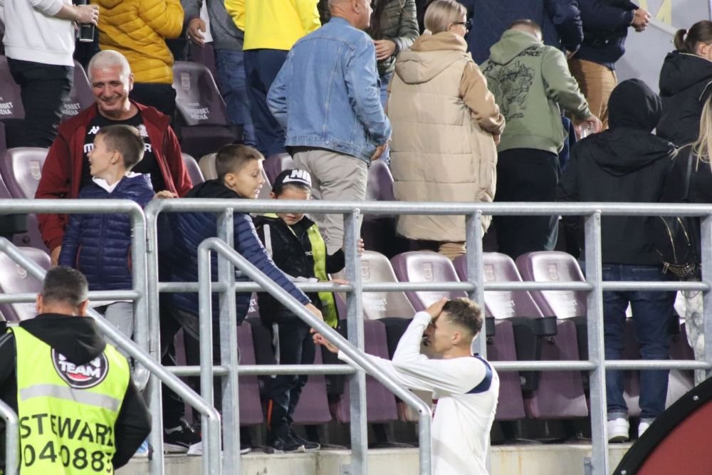 Tavi Popescu, înjurat din peluză, idolatrizat de copii, la primul meci cu banderola naționalei U21_18