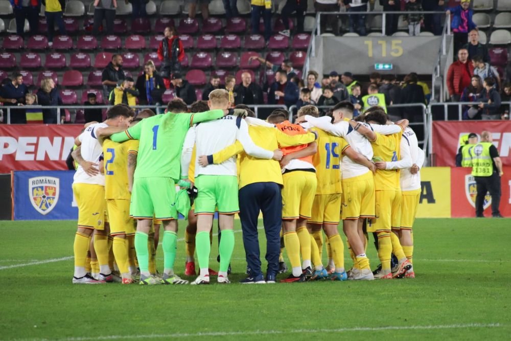 Tavi Popescu, înjurat din peluză, idolatrizat de copii, la primul meci cu banderola naționalei U21_20