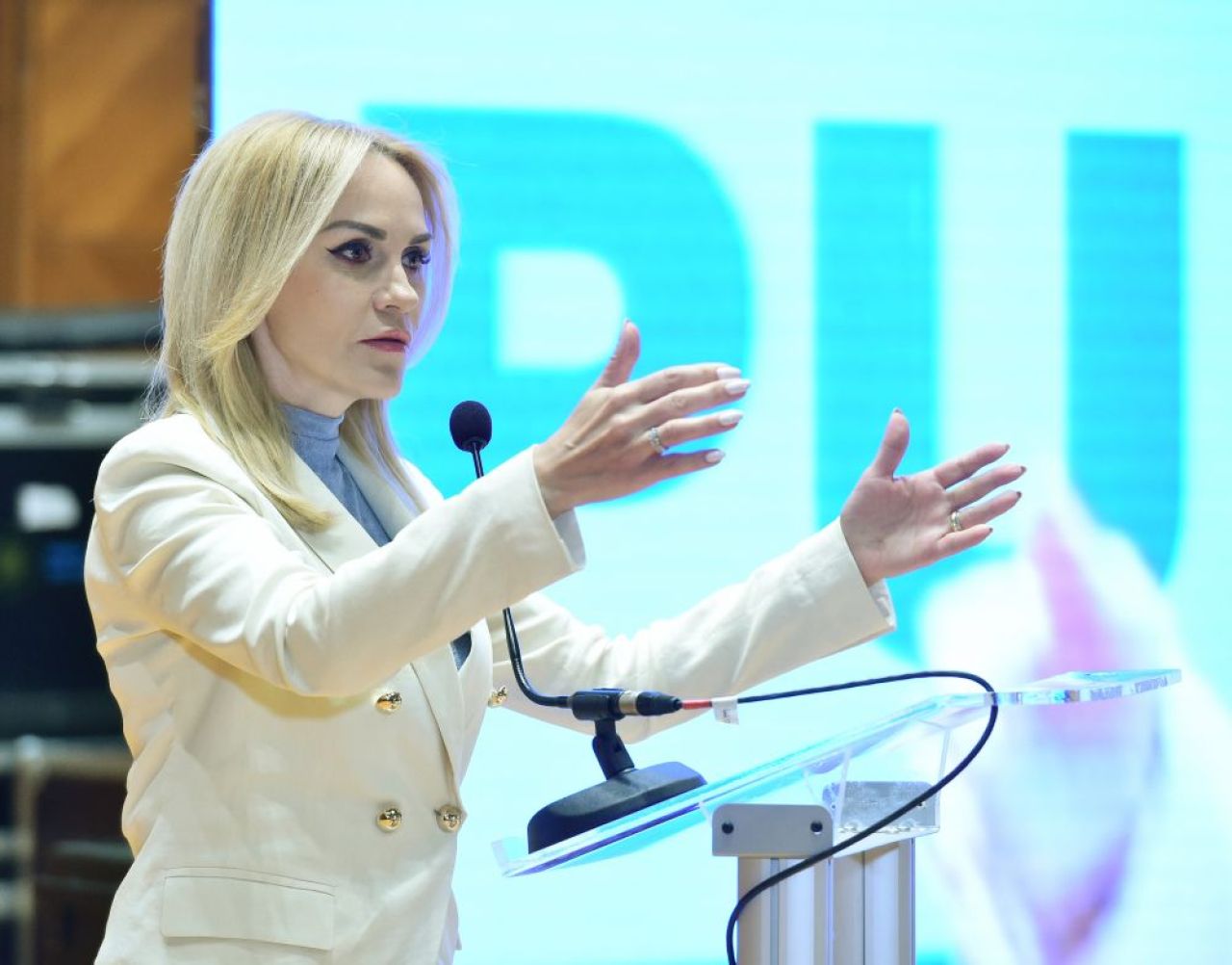 Câți ani de pușcărie au fost prezenți la nunta băiatului Gabrielei Firea, cel cu nota 1,20 la bac: naș a fost Gigi Nețoiu!_7