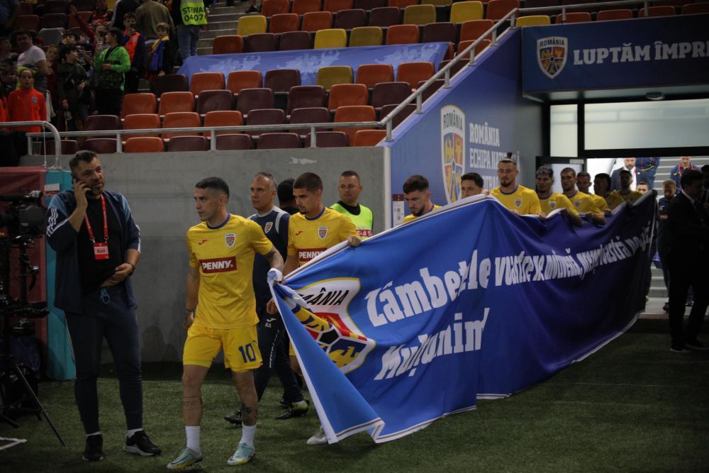 Tricolorii au ieșit la încălzire și au afișat un banner mare! Mesaj pentru copiii aflați pe Arena Națională_3