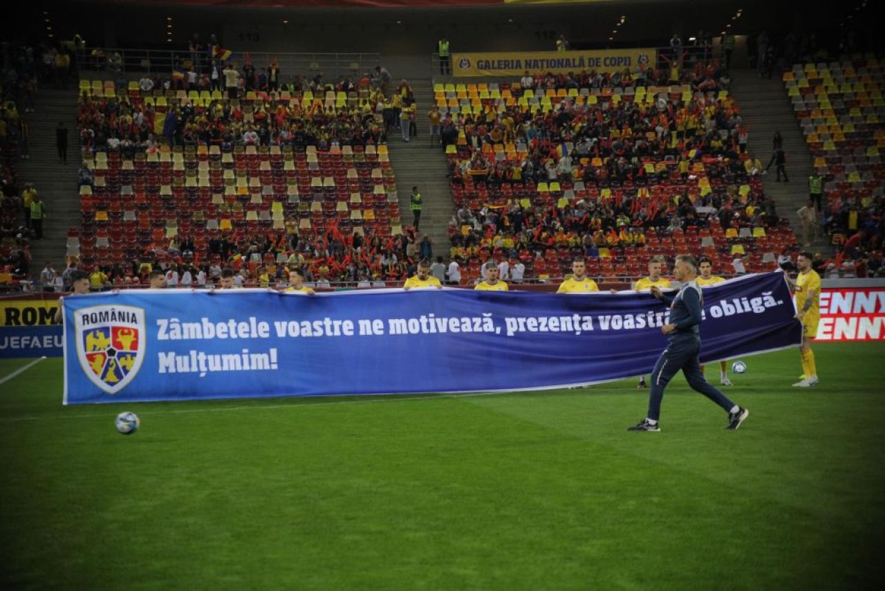 Tricolorii au ieșit la încălzire și au afișat un banner mare! Mesaj pentru copiii aflați pe Arena Națională_5