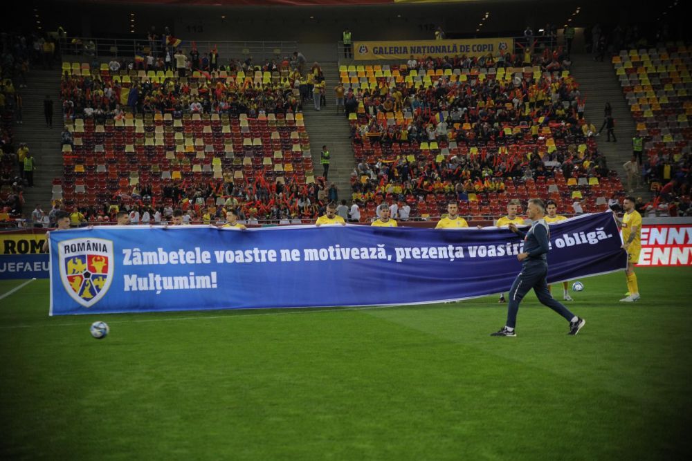 Tricolorii au ieșit la încălzire și au afișat un banner mare! Mesaj pentru copiii aflați pe Arena Națională_5