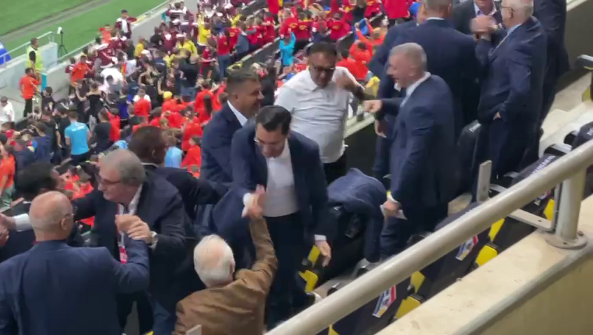 Anghel Iordănescu a scos cinci icoane din buzunar și le-a pupat pe toate, înainte de startul reprizei secunde!_5