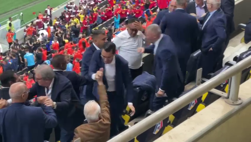 Anghel Iordănescu a scos cinci icoane din buzunar și le-a pupat pe toate, înainte de startul reprizei secunde!_6