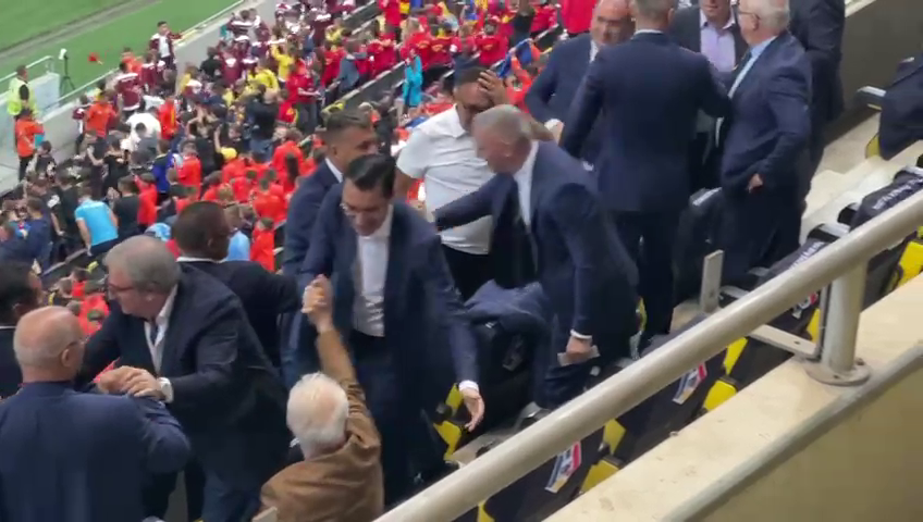 Anghel Iordănescu a scos cinci icoane din buzunar și le-a pupat pe toate, înainte de startul reprizei secunde!_7