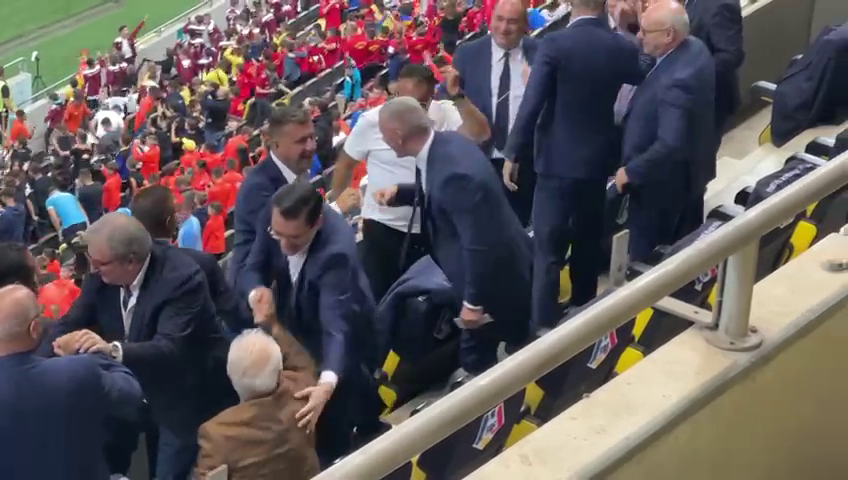Anghel Iordănescu a scos cinci icoane din buzunar și le-a pupat pe toate, înainte de startul reprizei secunde!_8