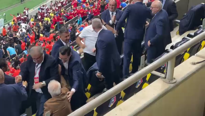 Anghel Iordănescu a scos cinci icoane din buzunar și le-a pupat pe toate, înainte de startul reprizei secunde!_10