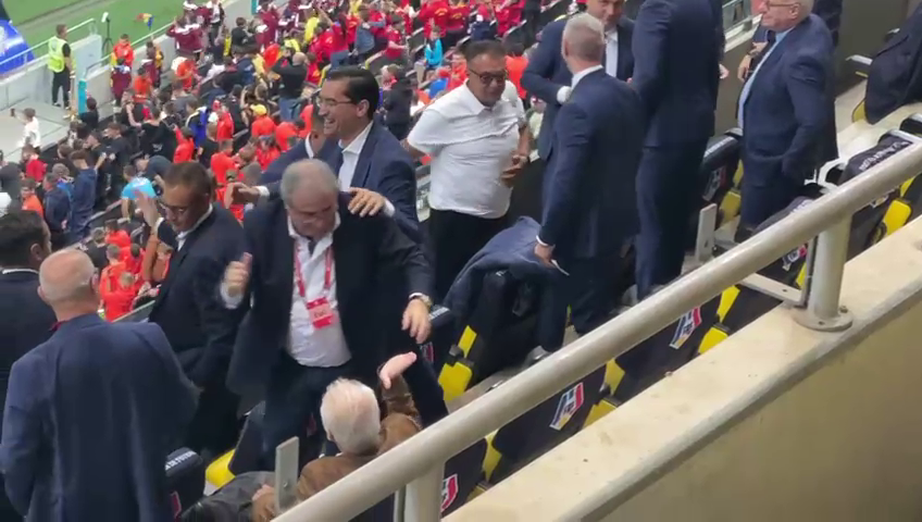 Anghel Iordănescu a scos cinci icoane din buzunar și le-a pupat pe toate, înainte de startul reprizei secunde!_14