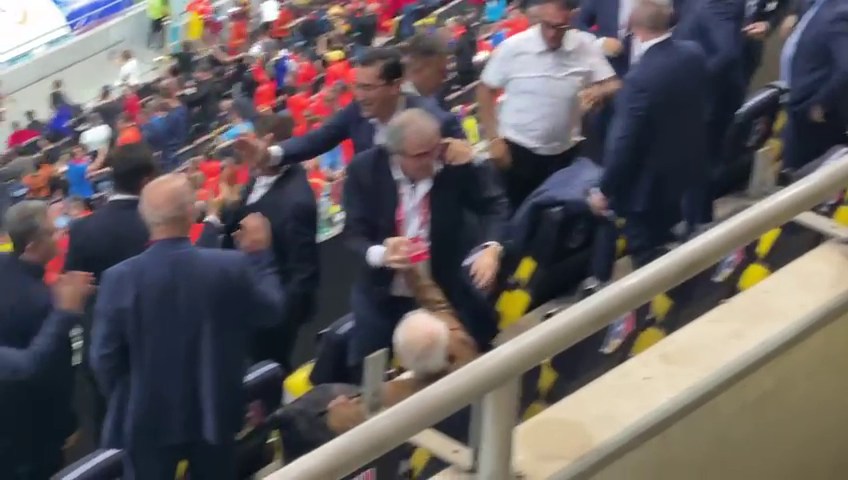 Anghel Iordănescu a scos cinci icoane din buzunar și le-a pupat pe toate, înainte de startul reprizei secunde!_17