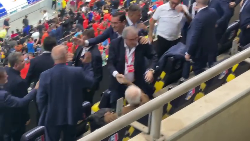 Anghel Iordănescu a scos cinci icoane din buzunar și le-a pupat pe toate, înainte de startul reprizei secunde!_18