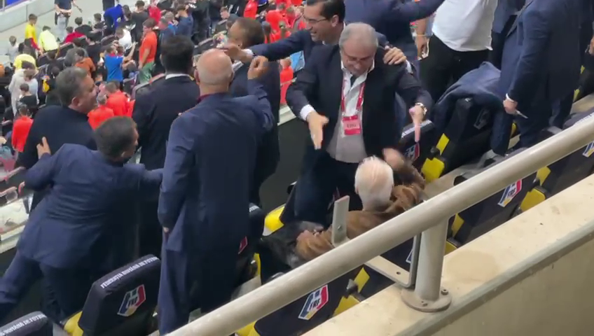 Anghel Iordănescu a scos cinci icoane din buzunar și le-a pupat pe toate, înainte de startul reprizei secunde!_21