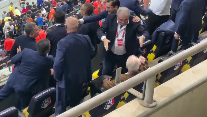 Anghel Iordănescu a scos cinci icoane din buzunar și le-a pupat pe toate, înainte de startul reprizei secunde!_22