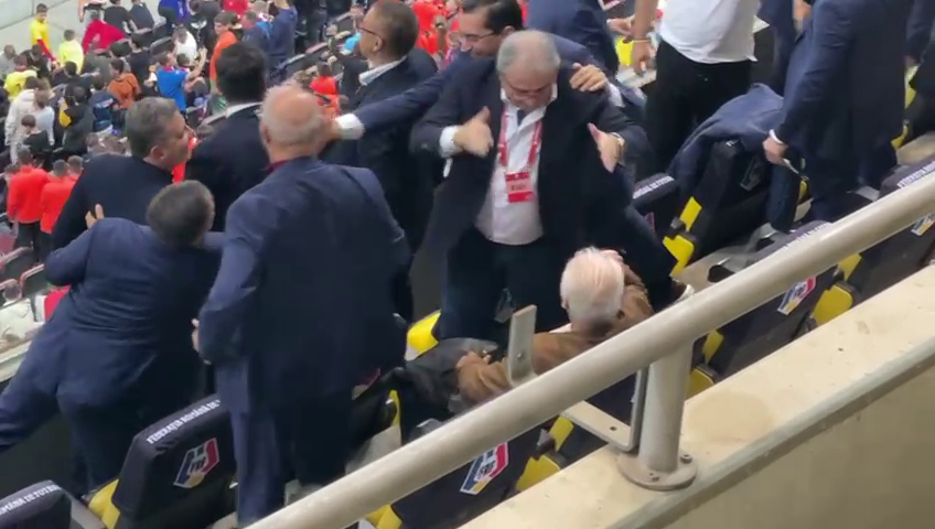 Anghel Iordănescu a scos cinci icoane din buzunar și le-a pupat pe toate, înainte de startul reprizei secunde!_23