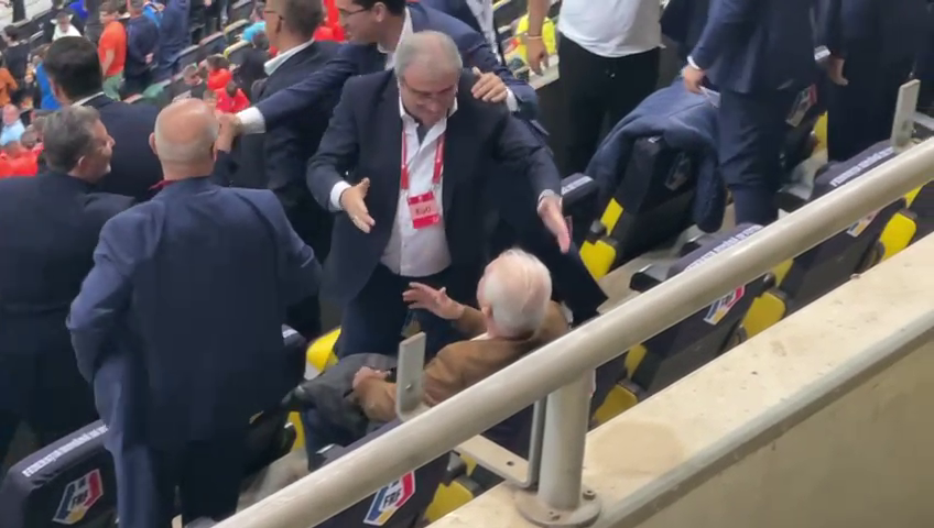 Anghel Iordănescu a scos cinci icoane din buzunar și le-a pupat pe toate, înainte de startul reprizei secunde!_27