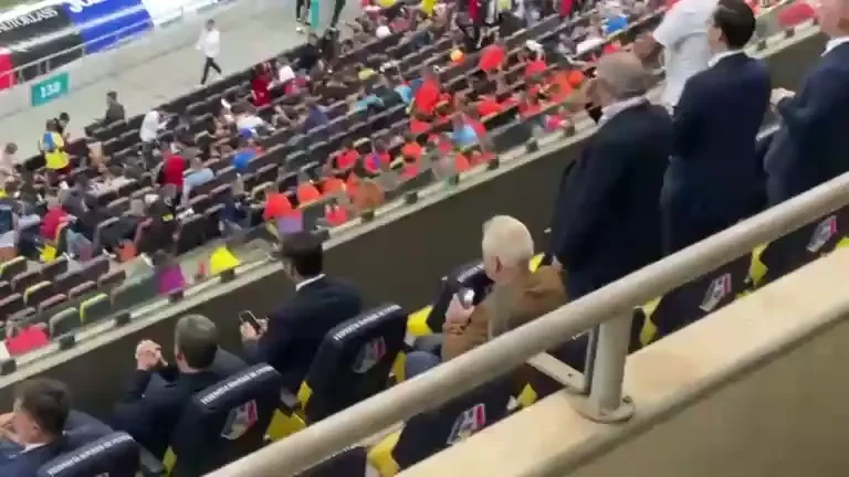 Anghel Iordănescu a scos cinci icoane din buzunar și le-a pupat pe toate, &icirc;nainte de startul reprizei secunde!