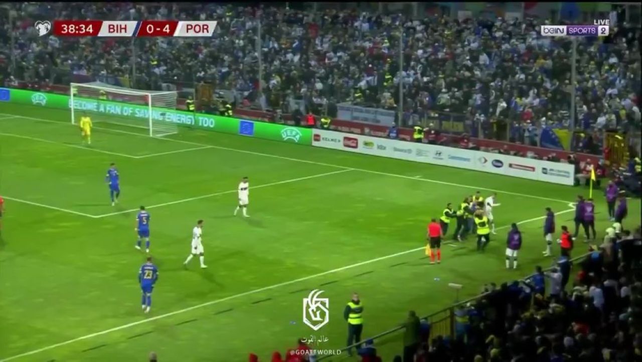 Cristiano Ronaldo, accidentat după ce un fan a intrat pe teren la meciul Bosnia - Portugalia_4