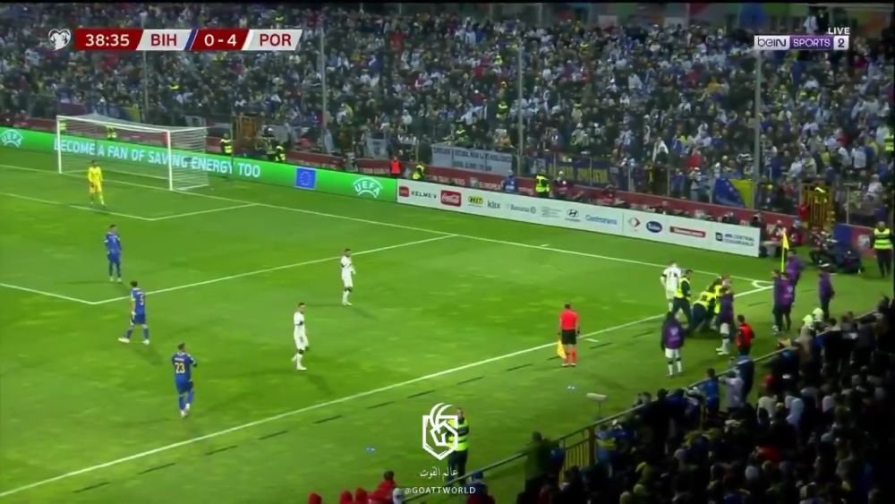 Cristiano Ronaldo, accidentat după ce un fan a intrat pe teren la meciul Bosnia - Portugalia_6