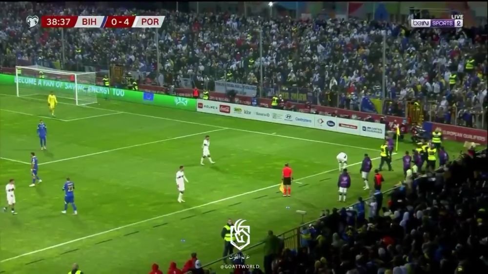 Cristiano Ronaldo, accidentat după ce un fan a intrat pe teren la meciul Bosnia - Portugalia_8